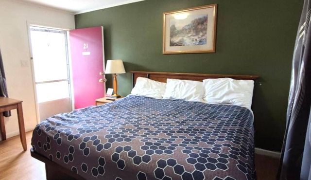 Enjoy & Unwind in a Budget Room Near Veterans Memorial Stadium | Free Parking