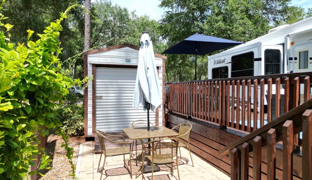 Enjoyable 1 bedroom RV - Resort with Lake access and Community Pool