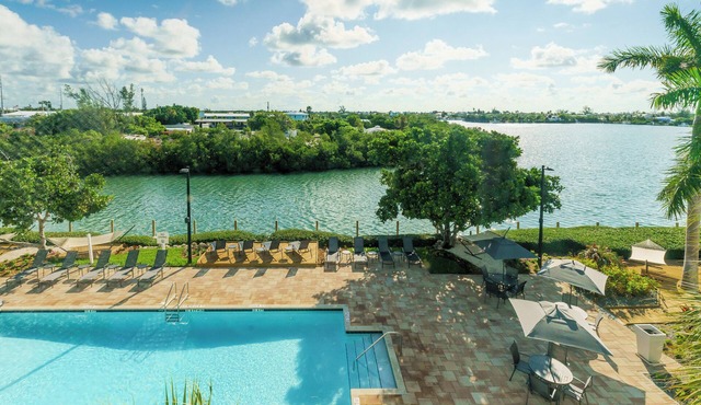 Excellent Choice! Outdoor Pool, Pet-Friendly, Free Breakfast!