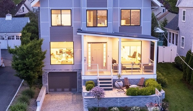 Exceptional Coastal Retreat !