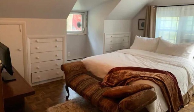 Exclusive 2 Bedroom House, Large Discreet Backyard