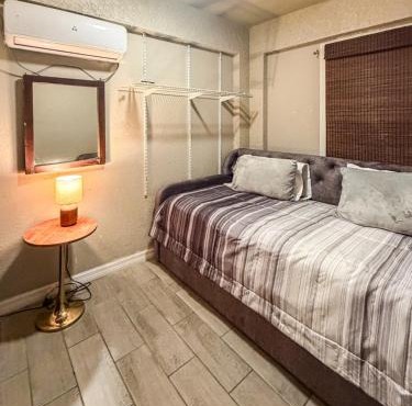 Executive Studio - 5 minutes from Olympic Community Park