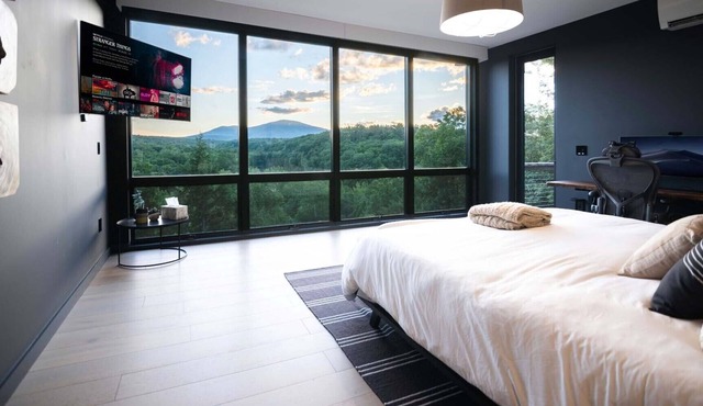 Exquisite Hudson Valley Panoramic Views, Poolside