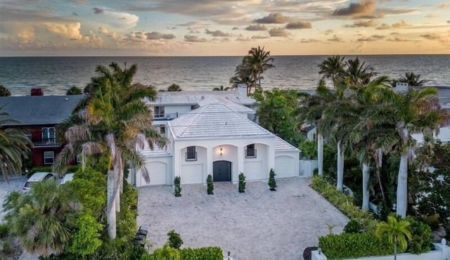 Fabulous one of a kind direct beach/gulf front home-Sleeps 14