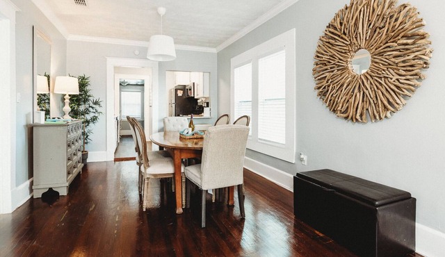 Families & Friends Stay Together, a Sun-Filled Historic Apartment Near Downtown