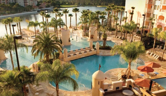 Family friendly 2-bedroom Full kitchen. Golf ,pools.restaurants,activities.