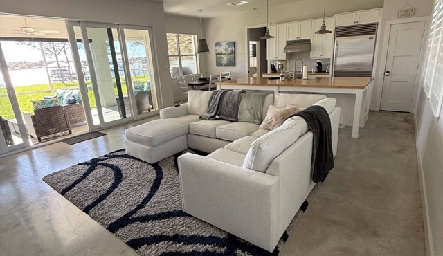 Family friendly home Waterfront on Lake Clay. Available for weekends this summer