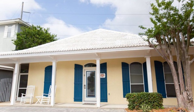 FAMILY FRIENDLY-Large Pvt Patio- Grill-Free Beach Svc & Toys-5 min to beach!