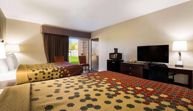 Family-Friendly Rooms near The Swanson | Free Onsite Parking & Daily Breakfast