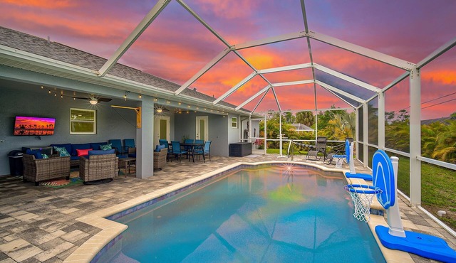 Family Fun-Relaxing Home w/heated Pool & Game Room