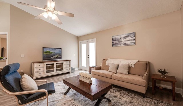 Family Pet-Friendly 3BR w/Private Fenced Yard, Firepit & 1 Mile to Spring Park!
