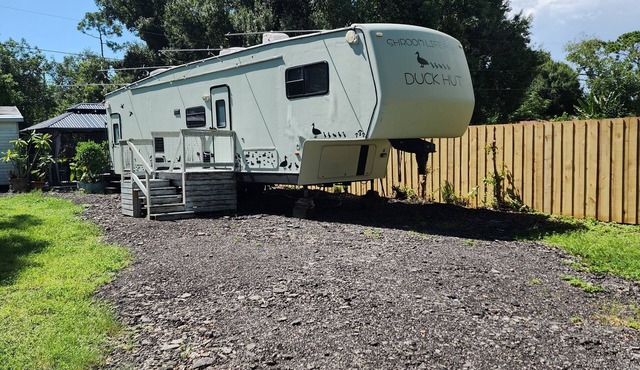Farmstay cozy camper. 10 min to downtown. 20 miles to sanibel or ft myers Beach.