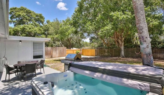 Fenced in w/Jacuzzi Close to Siesta Key Bridge