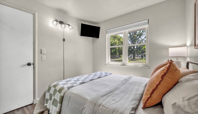 Fenced & Pet-Friendly! Modern 2BR Retreat! CLE-BW in Berea