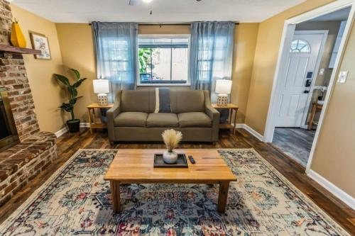 Fenced Yard, Ping Pong & BBQ Grill Near Downtown