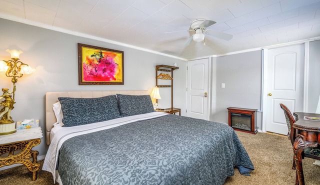 Fiddler On The Roof Room Room with mountain views, a King-Size bed, en suite bathroom, and FREE breakfast. It sleeps 2.