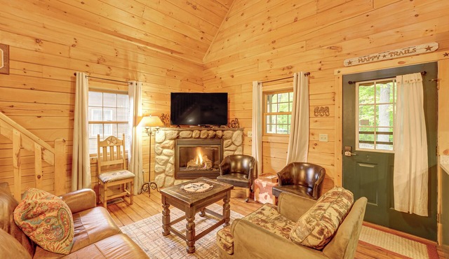 Fire Pit & Porch: Warm & Woodsy Rothbury Escape!