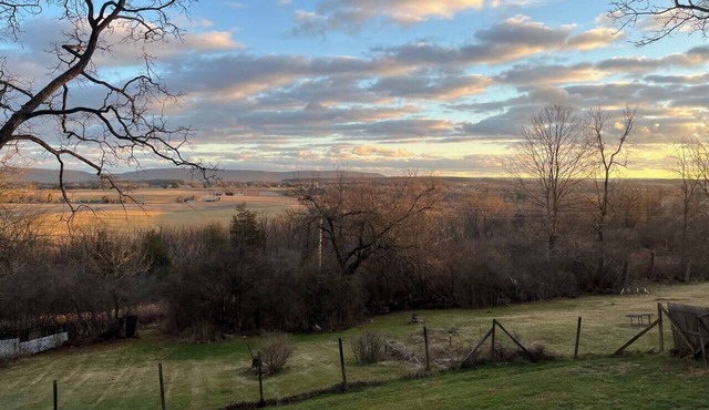 Fire Pit + Valley Views + 16 min PSU + Sleeps 6 in Benner Township
