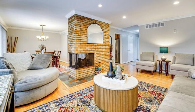 Fire Pit & Yard: Family Home in Farmington Hills!