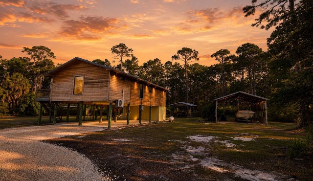 "Fish On!"- Cozy Cabin w/boat parking and Starlink Internet. Pet Friendly!