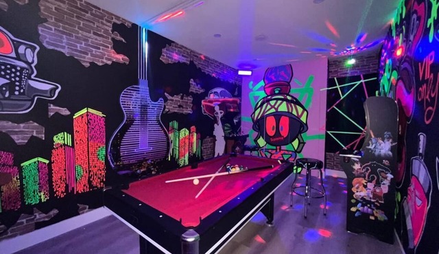 Flamingo Paradise Resort/Htd Pool/5 Bedrooms/Pool Table/Game Room/Baby items