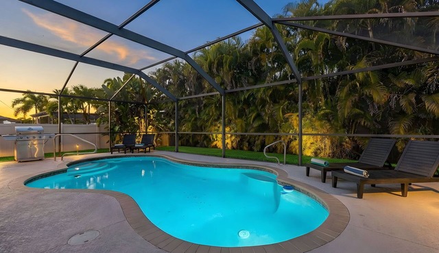 Full Patio Bar with TV! 3 King Beds! Beautiful neighborhood!