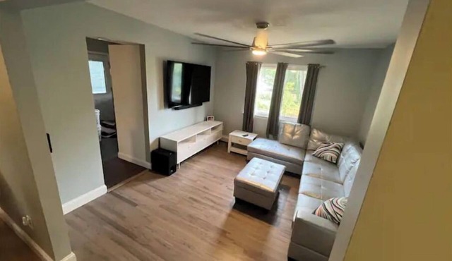 fully Modern 3 bedroom 65"smart tvs cable bluetooth speakers etc