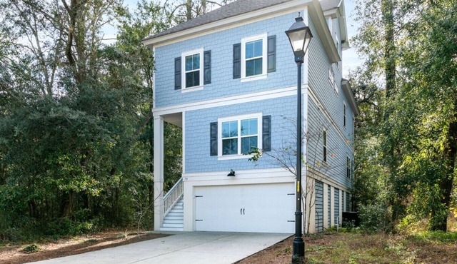 Gated community, close to beach, heated pool, golf cart for rent