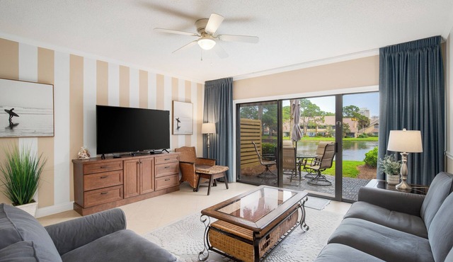 Golf cart, newly renovated villa, pet friendly!