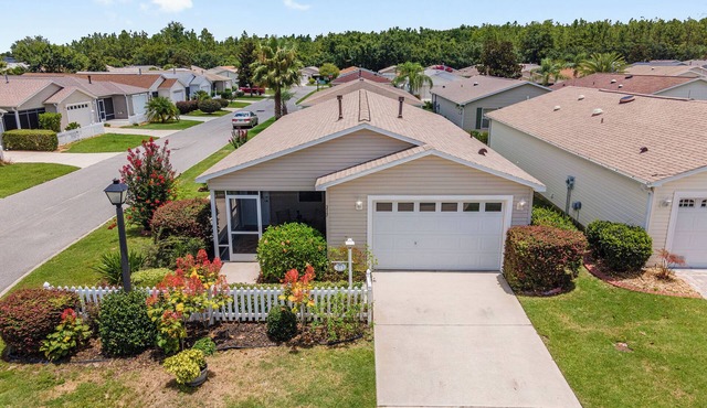 Golf, Music, Fun Charming 2-bedroom house in lovely The Villages with WiFi, AC.