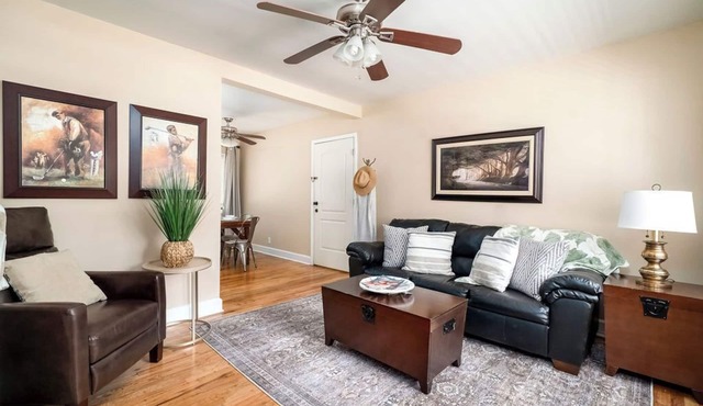 Golf & Walk Downtown - king bed - 2B1B Aiken townhouse