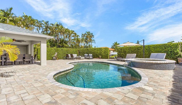 Gorgeous 4 Bedroom Waterfront Home with Private Pool/Spa and Large Kitchen