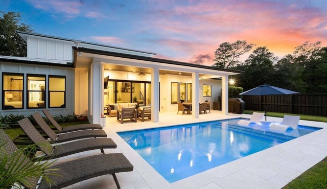 Gorgeous! Huge Private Pool, Outdoor Fireplace w TV, LSV/golf cart, & Bikes! Walk to Blue Mtn Beach!