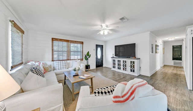 Great rates, amazing neighborhood, walk 2 beach! King/twin over Full Bunk, deck!