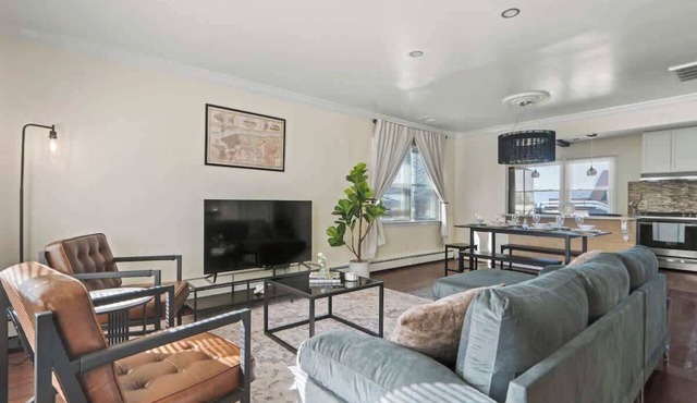 Group Chic | 25 Mins ->NYC | Free Parking | W/D