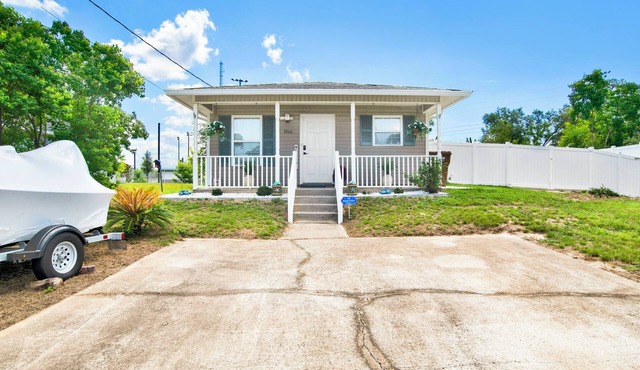 Gulf Breeze Coastal Cottage*Beach* Shopping*Dining