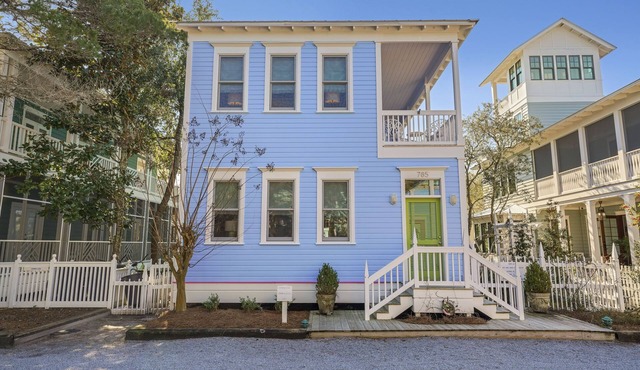 Gulf Views in Seaside, FL! Walk to Pool or Beach + 2 Adult Bikes!