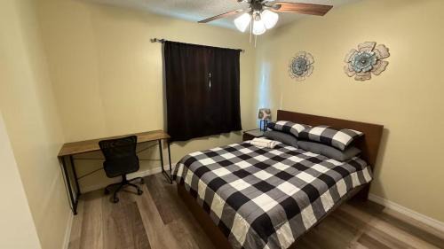 H8 Private Room with Smart TV Near Everything