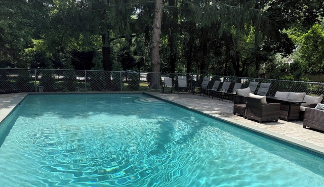 Hampton Style Summer Getaway - Spacious 4-bedroom house with private pool