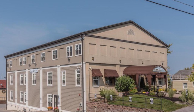 Harbor House Inn