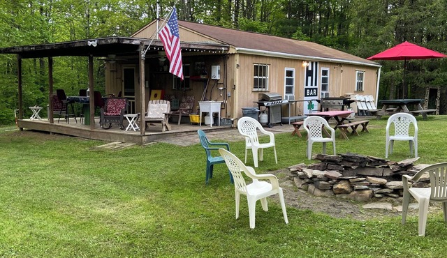 HB Rustic Retreat - WGI - Book now for Race Weekend. A fun place for all ages.