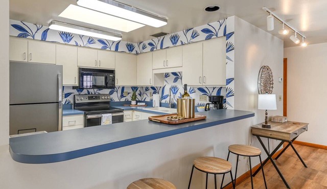 Heart of Historic District! Rooftop with Fire Pit, Park and Walk Everywhere, $300 in Free Tickets!