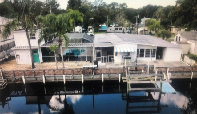 Heated Pool, canal front access to Weeki Wachee Springs