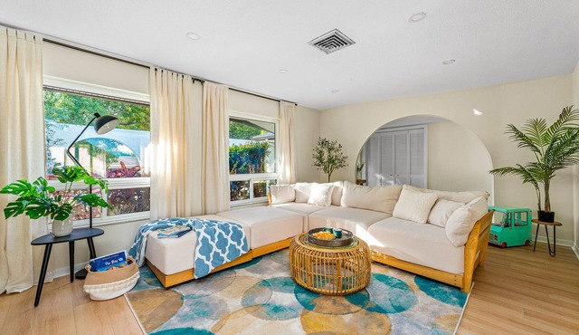 Heated salt water pool Spacious 4BR,3BR