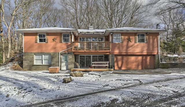 Hemlock House Epic Arcade Room, Hot Tub, Theater!