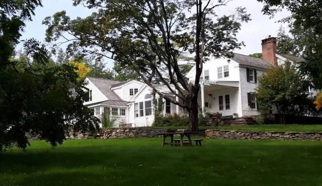 Hickory Hill House: a country retreat, lovely gardens, trails, boats & tennis.