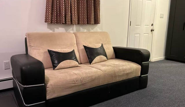 Hideaway and Quiet 1B1B with private entrance room in a house