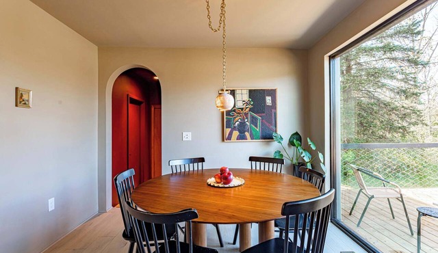 High Meadow House - Scenic Views with Deck & Games