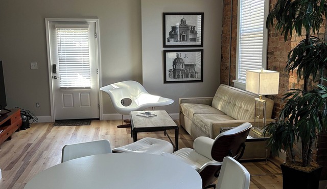 Hip 1-bedroom corporate apt located in Historic Downtown Tennille, GA with AC