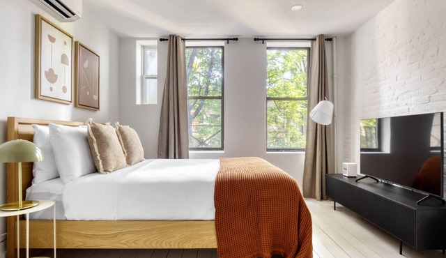Hip E Village Studio w/W/D nr Tompkins Sq Park, by Blueground